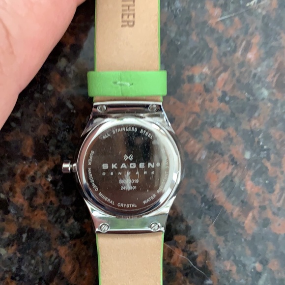 Classic Skagen Ladies Watch with rhinestones - Picture 4 of 6